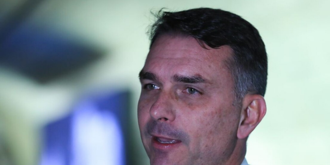 Caso sobre financiamento da cinebiografia “Dark Horse”, ligada a Jair Bolsonaro, ganha novos desdobramentos com áudios, declarações e investigações sobre origem de recursos.