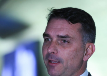 Caso sobre financiamento da cinebiografia “Dark Horse”, ligada a Jair Bolsonaro, ganha novos desdobramentos com áudios, declarações e investigações sobre origem de recursos.