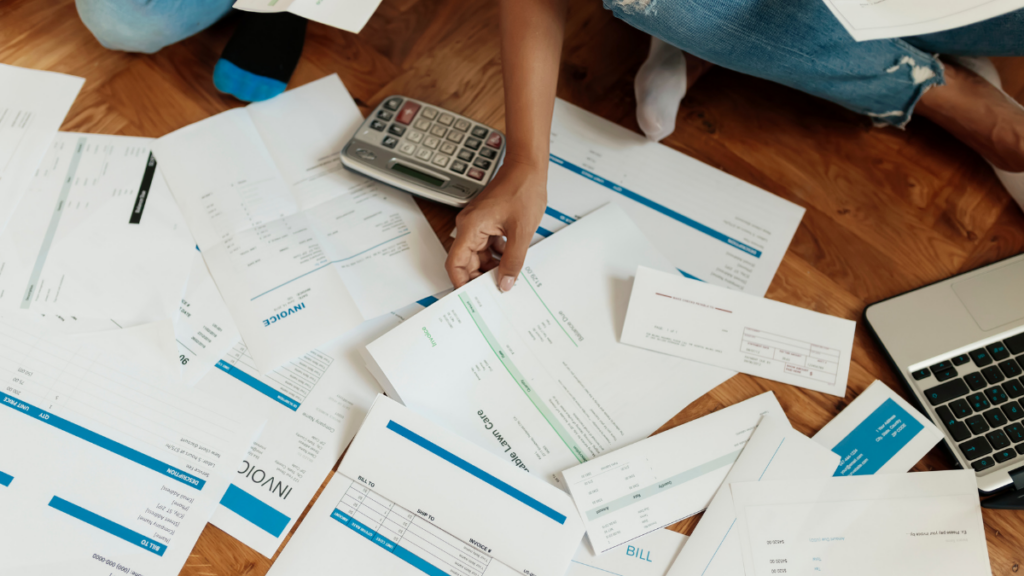 Banco Central revela que 50% das famílias no Brasil sentem estresse por dinheiro. Especialistas defendem educação financeira desde a infância.