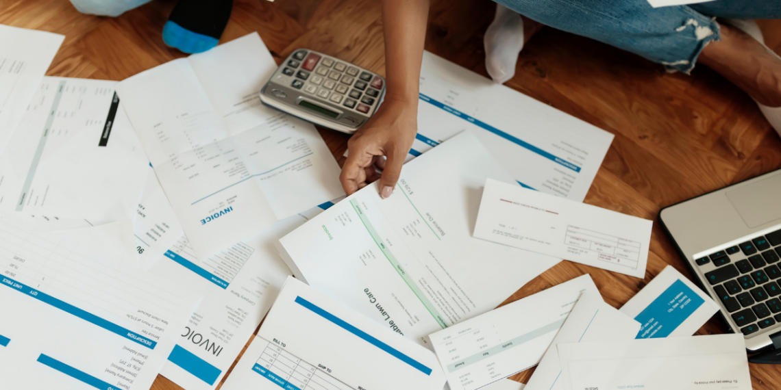 Banco Central revela que 50% das famílias no Brasil sentem estresse por dinheiro. Especialistas defendem educação financeira desde a infância.