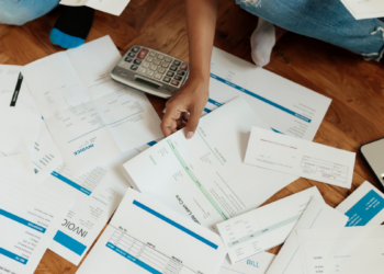 Banco Central revela que 50% das famílias no Brasil sentem estresse por dinheiro. Especialistas defendem educação financeira desde a infância.