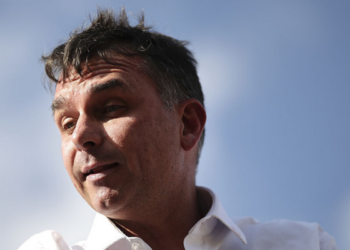 Marcello Lopes deixa coordenação de marketing da pré-campanha presidencial de Flávio Bolsonaro antes de assumir oficialmente o cargo. Eduardo Fischer deve assumir comunicação.