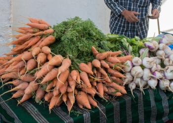 Inflação dos alimentos dificulta manter uma alimentação saudável no Brasil. Veja impactos na dieta e dicas para economizar com nutrição.