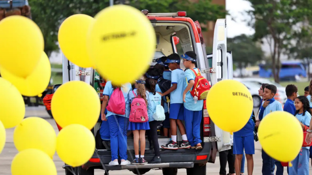 PRF abre campanha Maio Amarelo 2026 em Brasília com ações educativas e de fiscalização para reduzir acidentes e mortes no trânsito em todo o país.