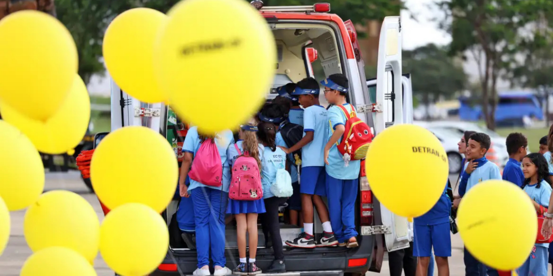 PRF abre campanha Maio Amarelo 2026 em Brasília com ações educativas e de fiscalização para reduzir acidentes e mortes no trânsito em todo o país.