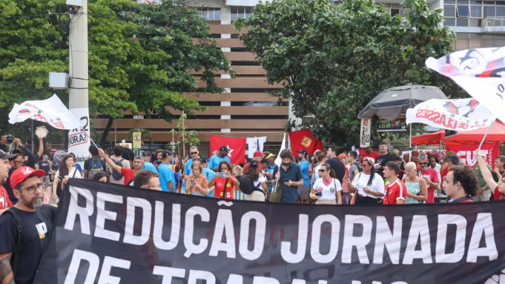 PEC que propõe o fim da escala 6x1 avança na Câmara dos Deputados com negociações entre governo, sindicatos e empresários. Relatório final deve sair em breve.