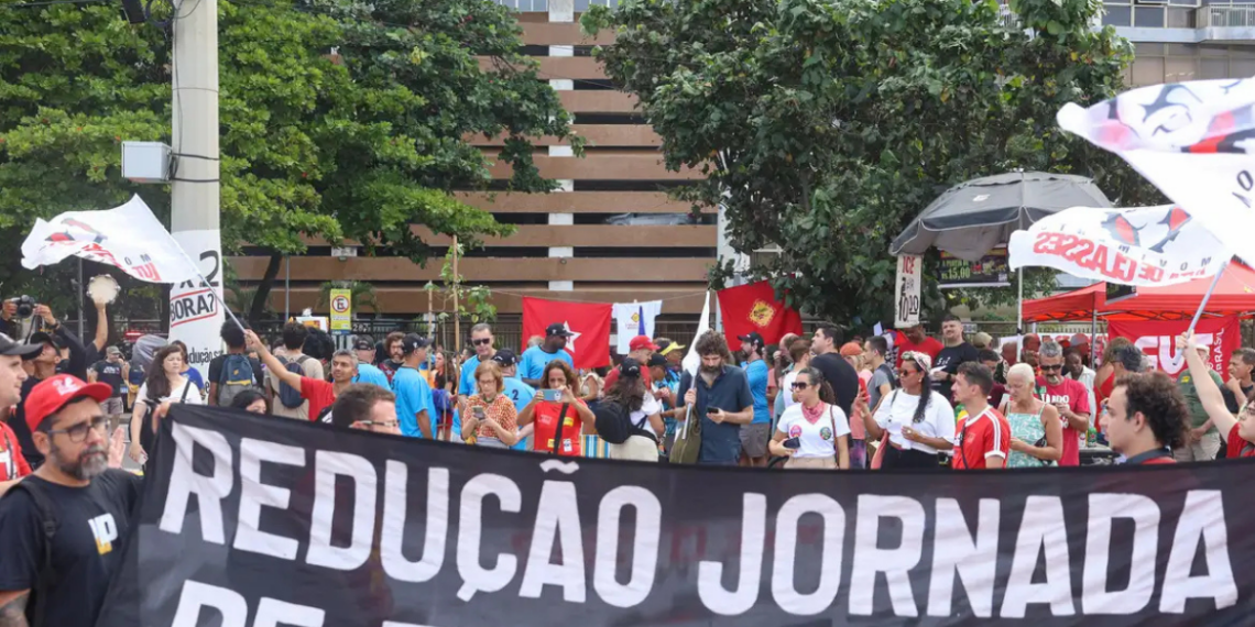 PEC que propõe o fim da escala 6x1 avança na Câmara dos Deputados com negociações entre governo, sindicatos e empresários. Relatório final deve sair em breve.