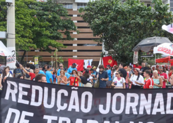 PEC que propõe o fim da escala 6x1 avança na Câmara dos Deputados com negociações entre governo, sindicatos e empresários. Relatório final deve sair em breve.