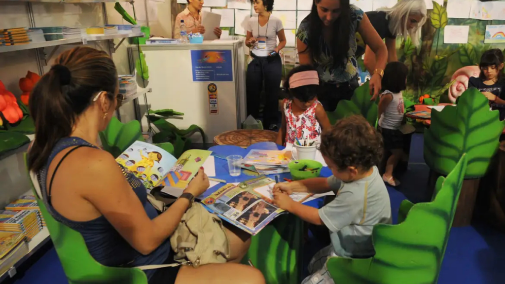 Estudo da OCDE revela que 53% das famílias brasileiras raramente ou nunca leem para crianças de 5 anos, evidenciando desafios na primeira infância e no desenvolvimento infantil.