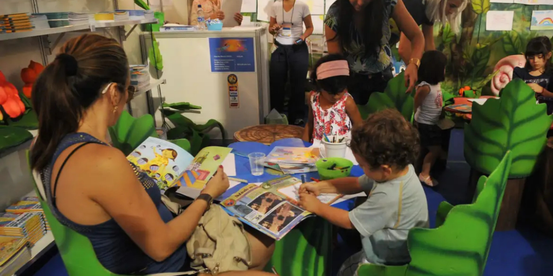 Estudo da OCDE revela que 53% das famílias brasileiras raramente ou nunca leem para crianças de 5 anos, evidenciando desafios na primeira infância e no desenvolvimento infantil.