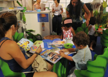 Estudo da OCDE revela que 53% das famílias brasileiras raramente ou nunca leem para crianças de 5 anos, evidenciando desafios na primeira infância e no desenvolvimento infantil.