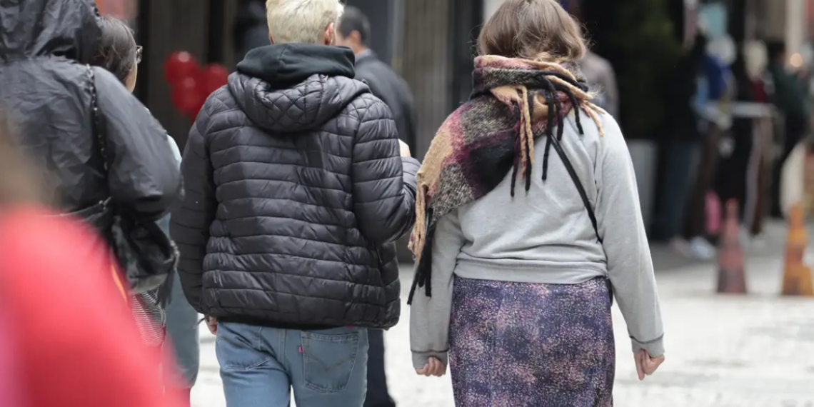 Frente fria deve atingir o Brasil nesta semana com chuvas intensas, ventos fortes e queda de temperatura. Inmet alerta para 18 estados.