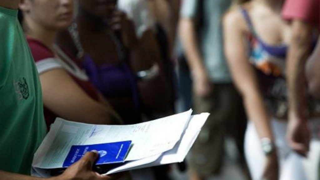 Taxa de desemprego cai para 6,1% no primeiro trimestre de 2026, menor nível desde 2012, segundo o IBGE; informalidade também recua.