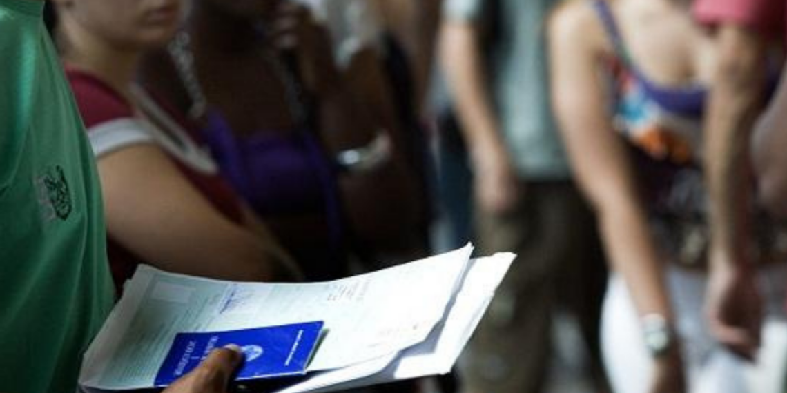 Taxa de desemprego cai para 6,1% no primeiro trimestre de 2026, menor nível desde 2012, segundo o IBGE; informalidade também recua.