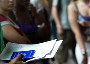 Taxa de desemprego cai para 6,1% no primeiro trimestre de 2026, menor nível desde 2012, segundo o IBGE; informalidade também recua.