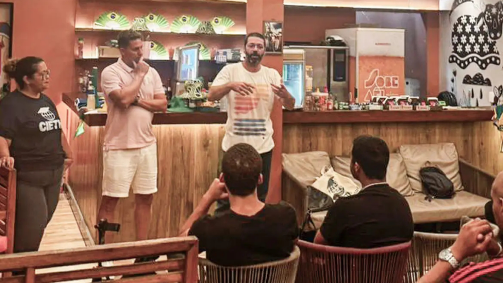 Moradores da Rocinha e Vidigal iniciam curso de formação para guias turísticos profissionais com foco em turismo comunitário e empreendedorismo.