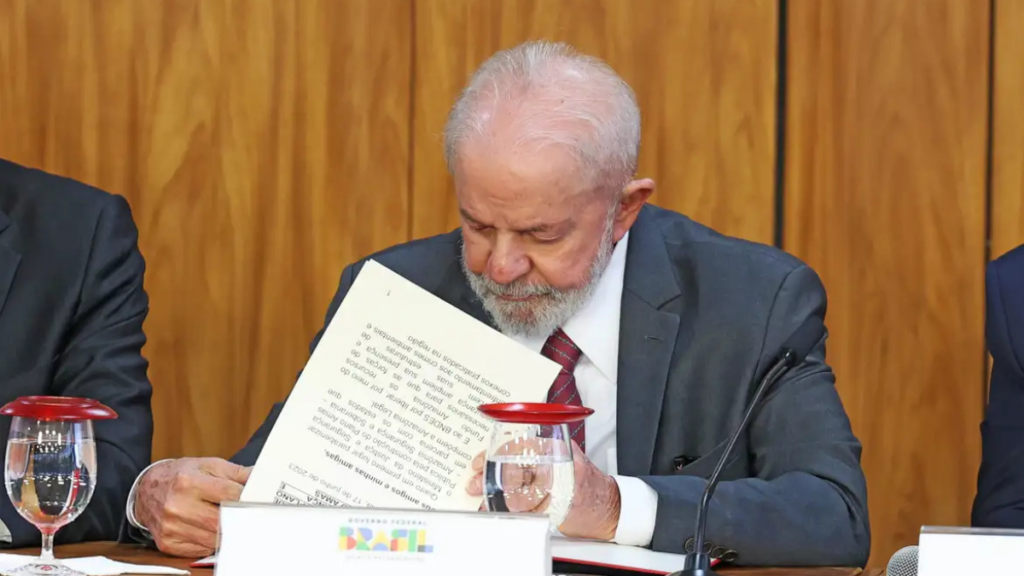 Presidente Lula veta projeto aprovado pelo Congresso que permitiria uso de estágio como experiência profissional em concursos públicos.