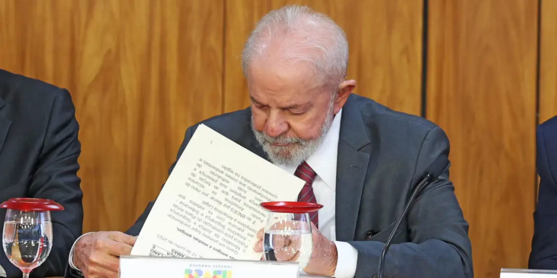 Presidente Lula veta projeto aprovado pelo Congresso que permitiria uso de estágio como experiência profissional em concursos públicos.