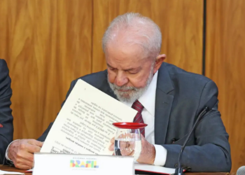 Presidente Lula veta projeto aprovado pelo Congresso que permitiria uso de estágio como experiência profissional em concursos públicos.