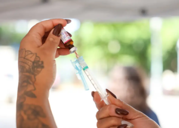 Casos de SRAG aumentam no Brasil em bebês, com destaque para VSR e Influenza A, segundo boletim Infogripe.