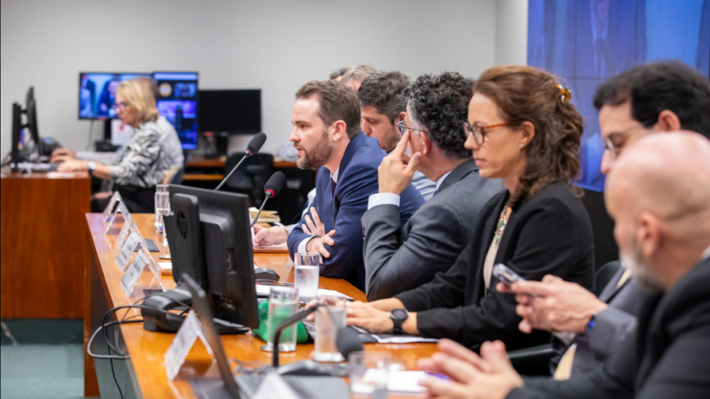 Câmara discute PEC que reduz jornada semanal de trabalho no Brasil de 44 para 36 horas ao longo de 10 anos. 