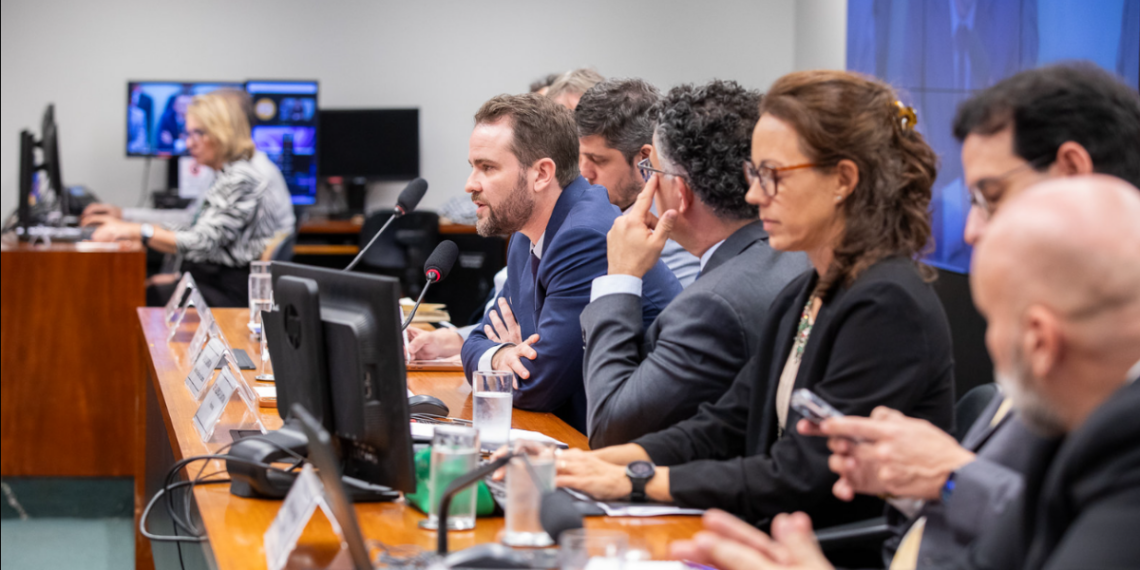 Câmara discute PEC que reduz jornada semanal de trabalho no Brasil de 44 para 36 horas ao longo de 10 anos. 