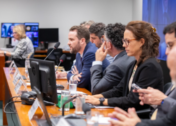 Câmara discute PEC que reduz jornada semanal de trabalho no Brasil de 44 para 36 horas ao longo de 10 anos. 