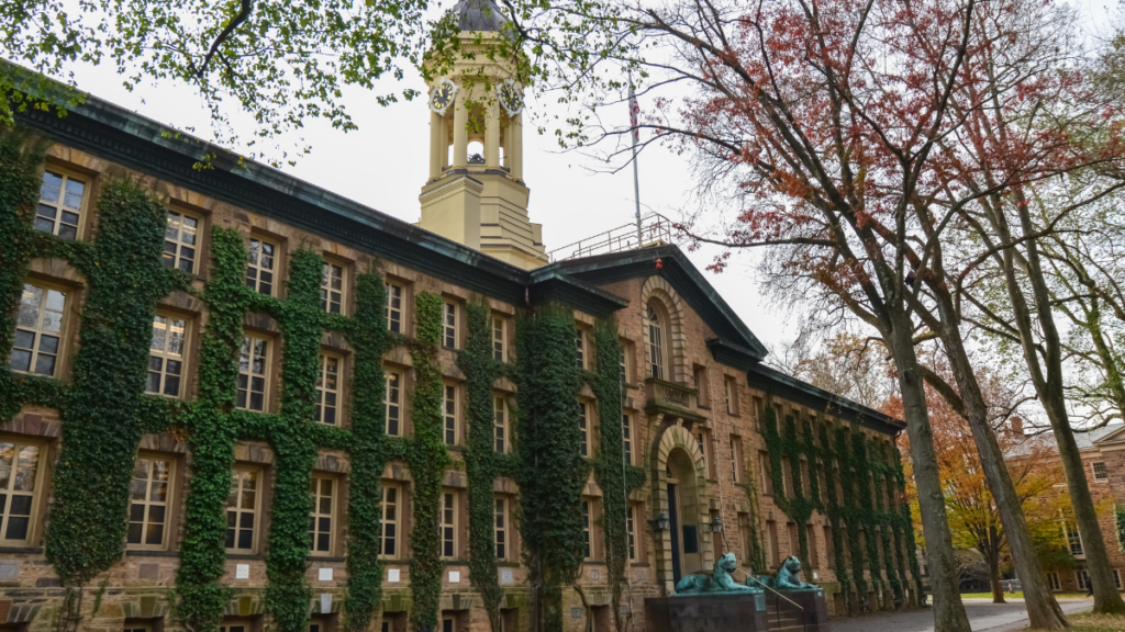 Princeton muda sistema histórico de provas após avanço da inteligência artificial nas universidades.