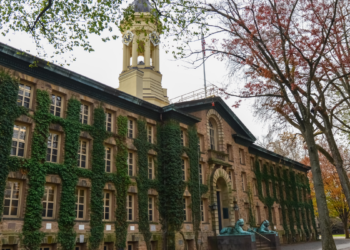 Princeton muda sistema histórico de provas após avanço da inteligência artificial nas universidades.