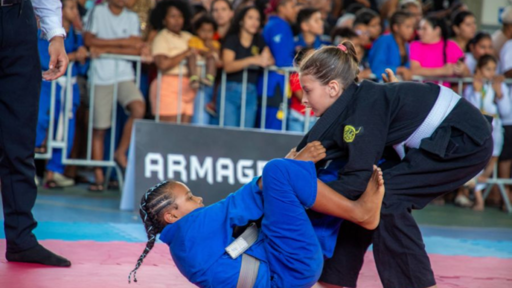 Programa Bolsa Atleta 2026 abre inscrições em Rio das Ostras com bolsas de até R$ 800 para atletas de rendimento. Cadastro segue até 22 de maio.