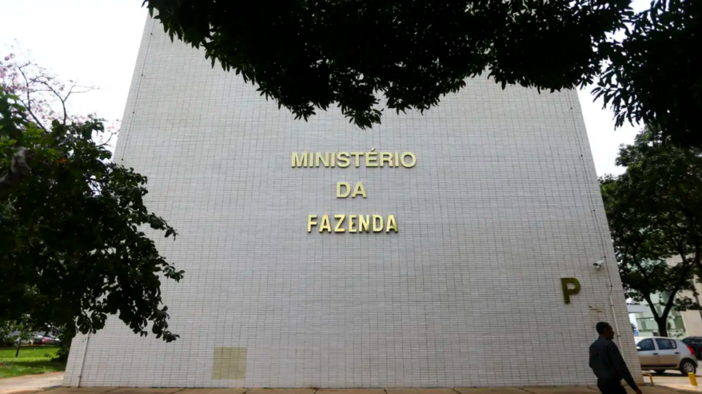 Ministério da Fazenda alerta população sobre golpe com falso site do Desenrola Brasil que solicita dados pessoais e pagamentos antecipados.