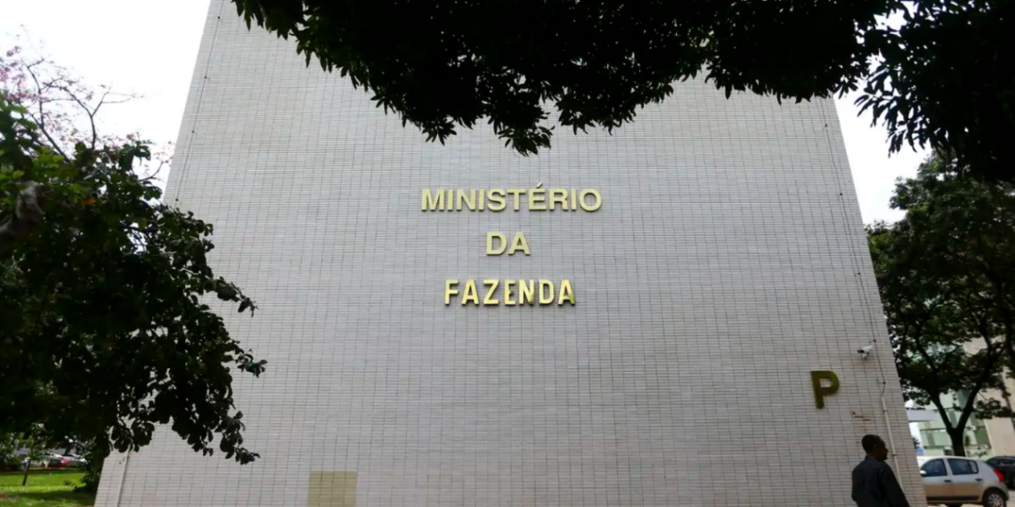 Ministério da Fazenda alerta população sobre golpe com falso site do Desenrola Brasil que solicita dados pessoais e pagamentos antecipados.