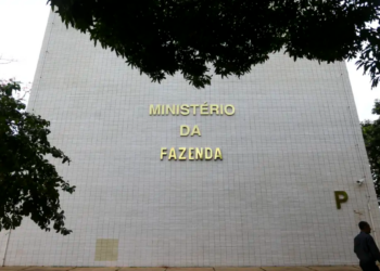 Ministério da Fazenda alerta população sobre golpe com falso site do Desenrola Brasil que solicita dados pessoais e pagamentos antecipados.