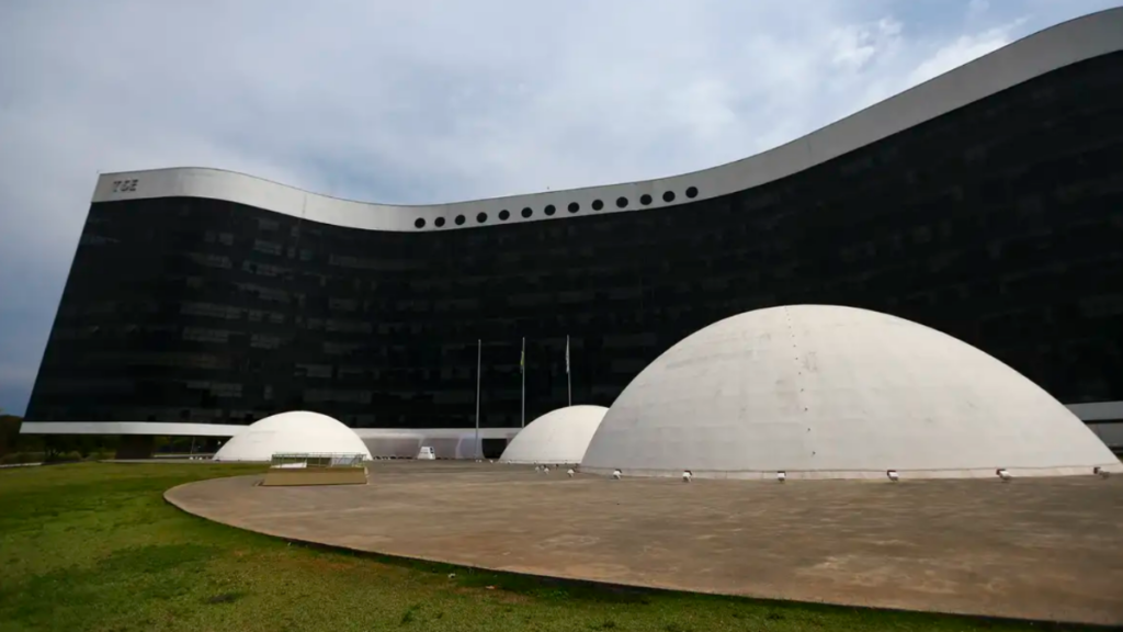 Uso da inteligência artificial nas eleições de 2026 preocupa especialistas e deve ser prioridade do TSE no combate à desinformação.
