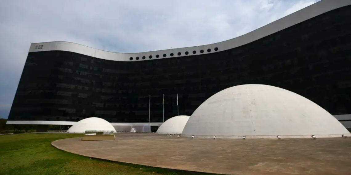 Uso da inteligência artificial nas eleições de 2026 preocupa especialistas e deve ser prioridade do TSE no combate à desinformação.
