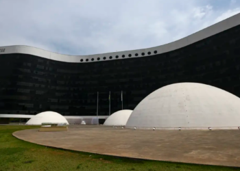 Uso da inteligência artificial nas eleições de 2026 preocupa especialistas e deve ser prioridade do TSE no combate à desinformação.