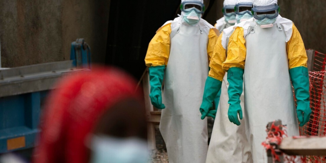 Epidemia de ebola causada por variante sem vacina aprovada aumenta alerta sanitário em países da África.