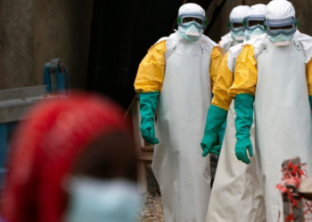 Epidemia de ebola causada por variante sem vacina aprovada aumenta alerta sanitário em países da África.