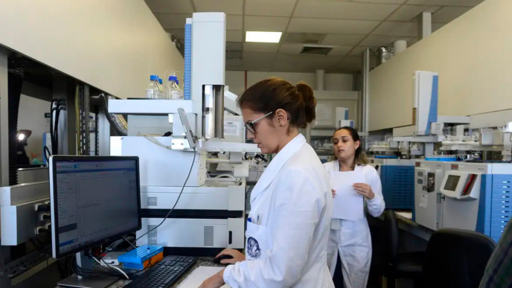 Pesquisadoras apontam que maternidade ainda influencia produtividade, bolsas e permanência de mulheres na ciência brasileira.