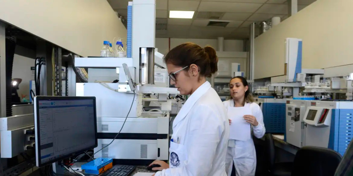 Pesquisadoras apontam que maternidade ainda influencia produtividade, bolsas e permanência de mulheres na ciência brasileira.