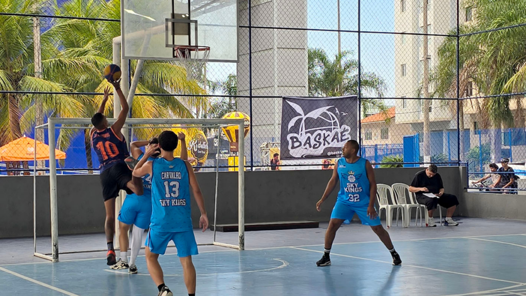 Torneio universitário de basquete 3x3 movimenta Macaé com jogos, brindes e integração estudantil.