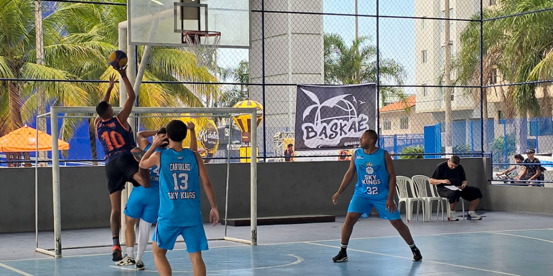 Torneio universitário de basquete 3x3 movimenta Macaé com jogos, brindes e integração estudantil.