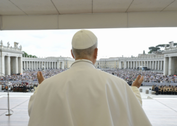 Vaticano anuncia criação de comissão sobre inteligência artificial para analisar impactos da tecnologia e orientar ações da Igreja Católica.