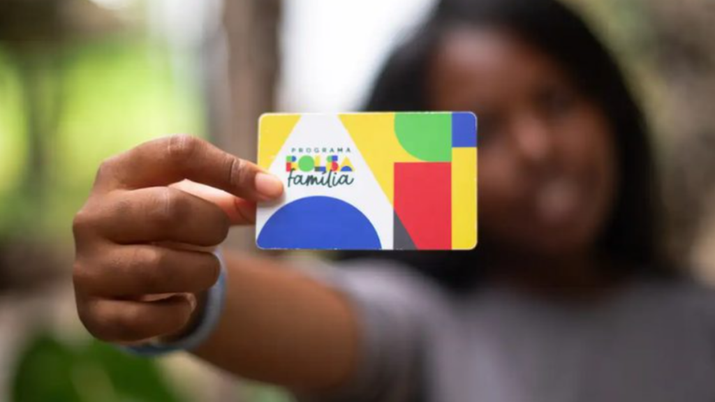 Aplicativo do Bolsa Família recebe atualização com novas funções, acessibilidade e integração com programas sociais do governo.
