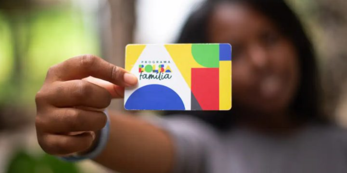 Aplicativo do Bolsa Família recebe atualização com novas funções, acessibilidade e integração com programas sociais do governo.