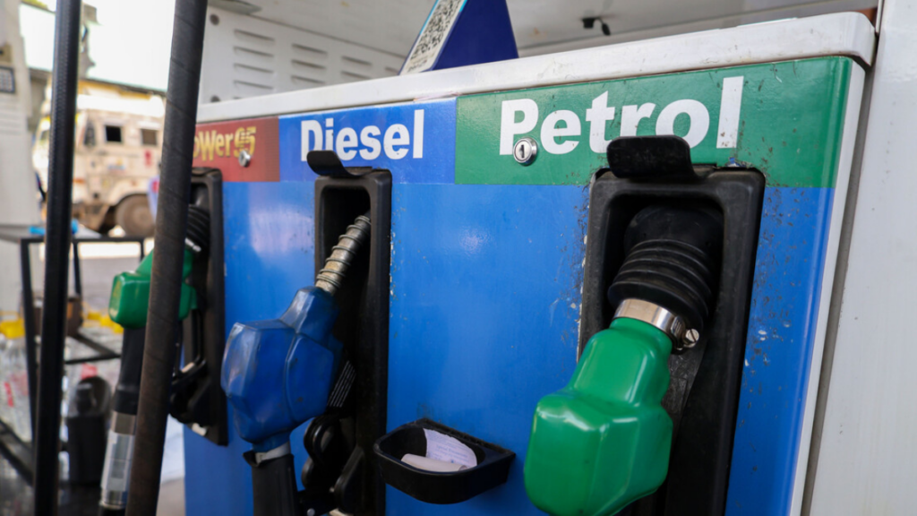 Redução dos estoques mundiais de petróleo preocupa especialistas e amplia temor de crise energética global após fechamento do Estreito de Ormuz.