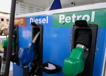 Redução dos estoques mundiais de petróleo preocupa especialistas e amplia temor de crise energética global após fechamento do Estreito de Ormuz.