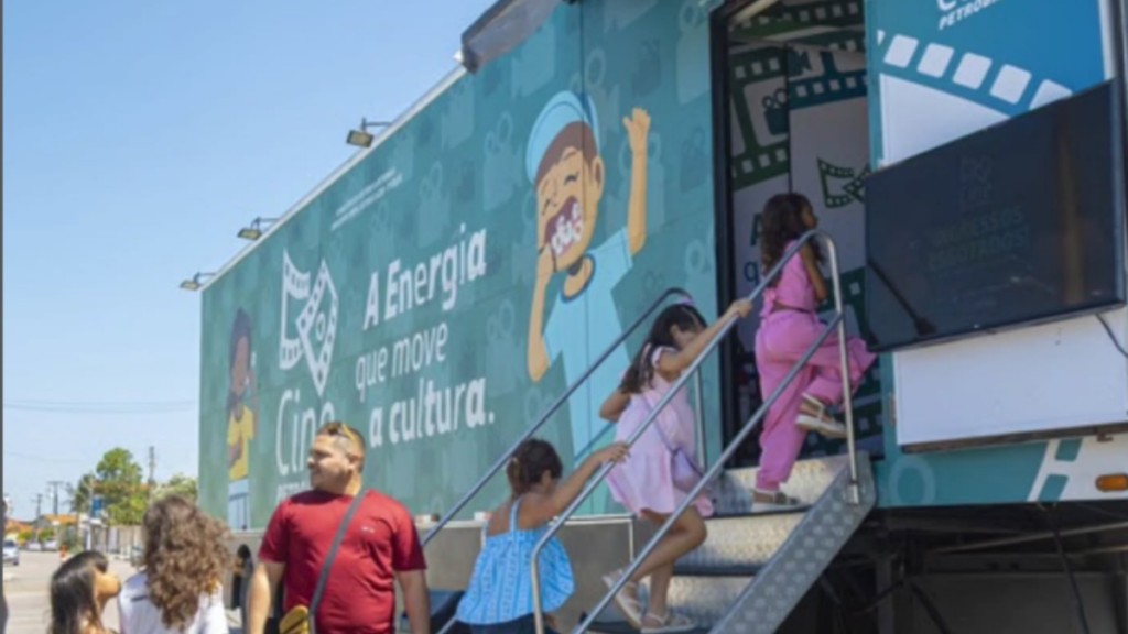 Cidade Universitária de Macaé recebe o Cine Petrobras com sessões gratuitas de “Divertida Mente 2” e “Smurfs”, além de programação especial para estudantes da rede pública.