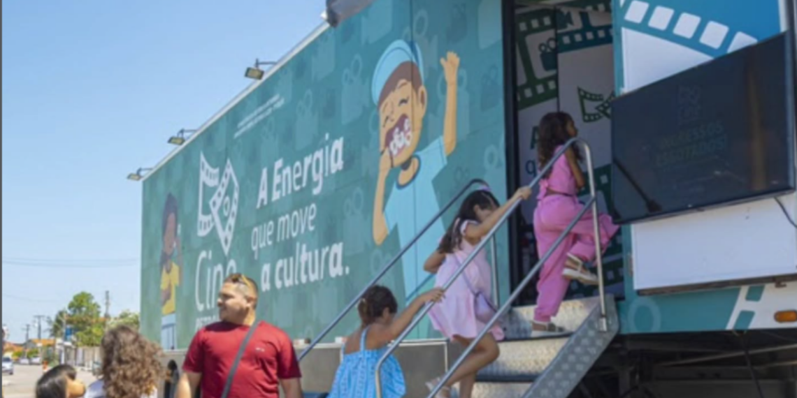 Cidade Universitária de Macaé recebe o Cine Petrobras com sessões gratuitas de “Divertida Mente 2” e “Smurfs”, além de programação especial para estudantes da rede pública.