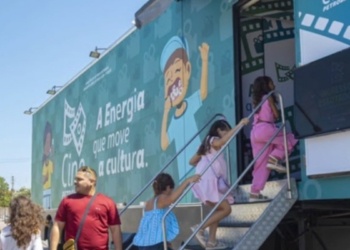 Cidade Universitária de Macaé recebe o Cine Petrobras com sessões gratuitas de “Divertida Mente 2” e “Smurfs”, além de programação especial para estudantes da rede pública.